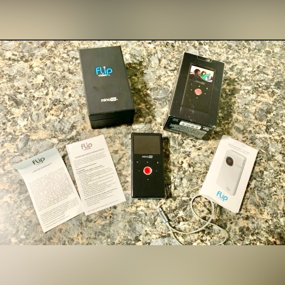 Camcorder FLIP video mini HD 8 GB memory records 120 minutes original box/papers - Picture 1 of 5